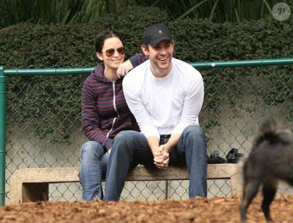 Emily Blunt et John Krasinki promènent leur chien dans un dogpark à Los Angeles en février 2010