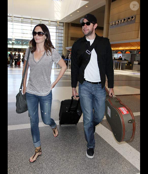 Emily Blunt et John Krasinki à l'aéroport de Los Angeles le 2 juillet 2010