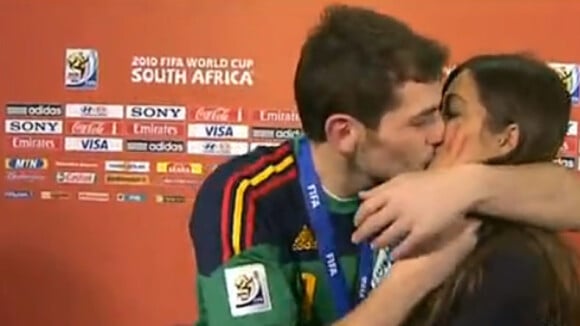 Iker Casillas : Le champion embrasse sa douce journaliste en pleine interview !