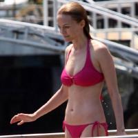 La ravissante Heather Graham en bikini... pour un moment divin avec son chéri sous la chaleur italienne !