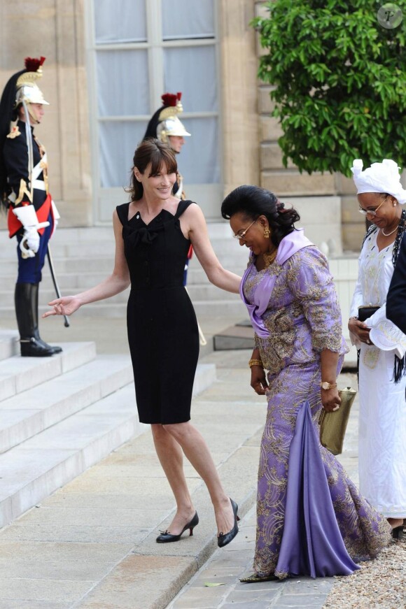 Carla Bruni, très élégante en robe noire, reçoit les épouses des présidents africains. Paris, le 13 juillet 2010