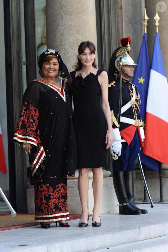 Carla Bruni pose avec les épouses des présidents africains, à l'Elysée. Paris, le 13 juillet 2010