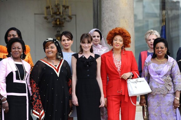 Carla Bruni pose avec les épouses des présidents africains, à l'Elysée. Paris, le 13 juillet 2010