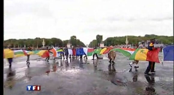 Défilé du 14 juillet 2010, sur les Champs-Elysées, à Paris. Le beau temps n'est pas au rendez-vous.