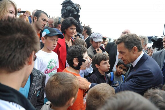 Nicolas Sarkozy rencontre les enfants au défilé du 14 juillet 2010.
