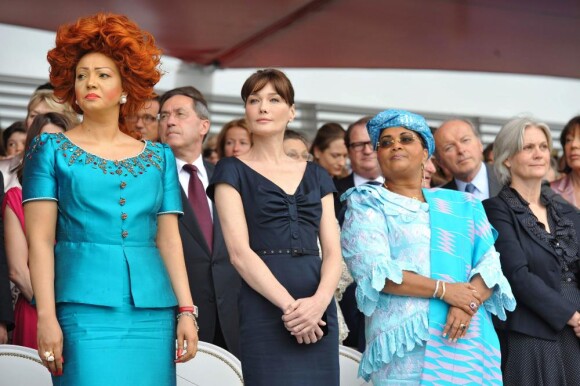 Carla Bruni, Chantal Biya et Pénélope Fillon assistent au défilé du 14 juillet 2010.