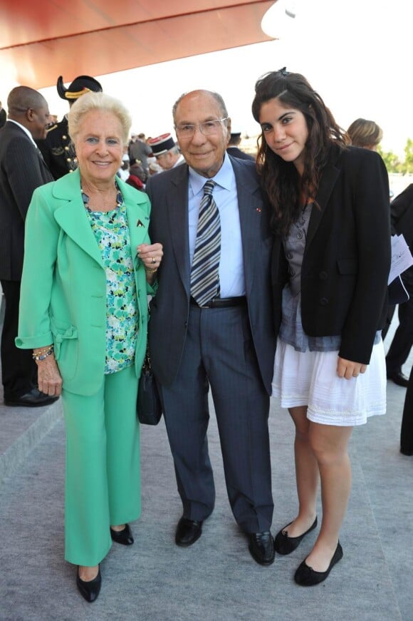 Serge Dassault, son épouse et sa petite-fille assistent au défilé du 14 juillet 2010.