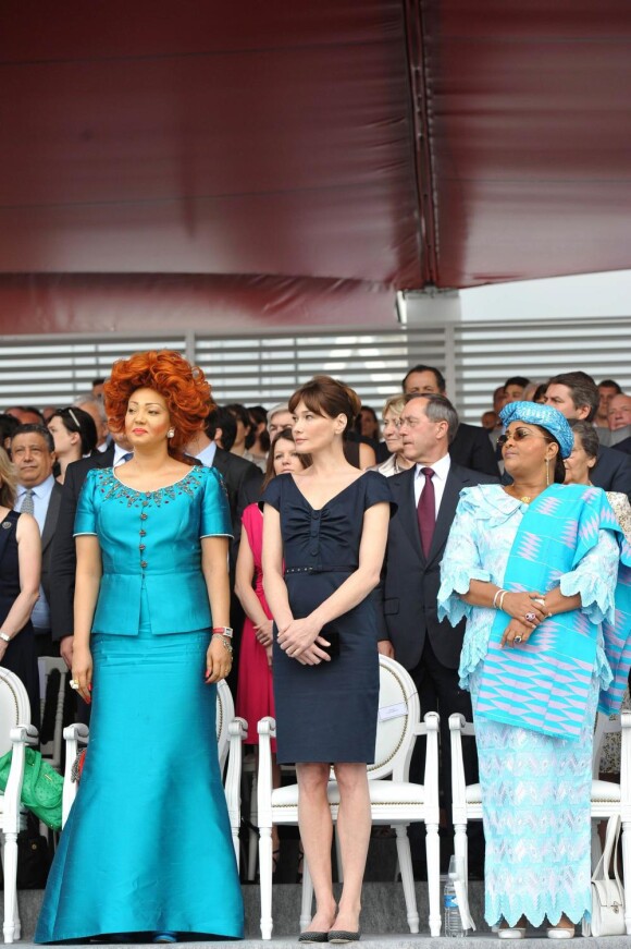 Carla Bruni et les épouses des présidents africains assistent au défilé du 14 juillet 2010.