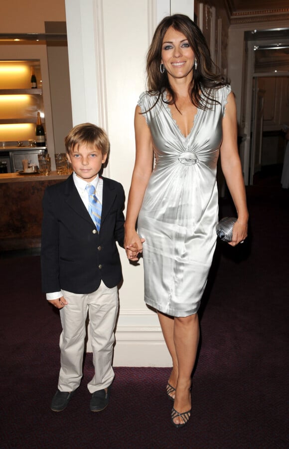 Elizabeth Hurley et son fils Damian à l'Opéra, le 13 juillet 2010 à Londres