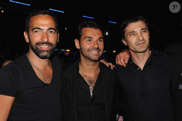 Antoine Chevanne entouré par Youri Djorkaeff et Olivier Martinez à la Byblos Summer Party, à Saint-Tropez, le 13 juillet 2010