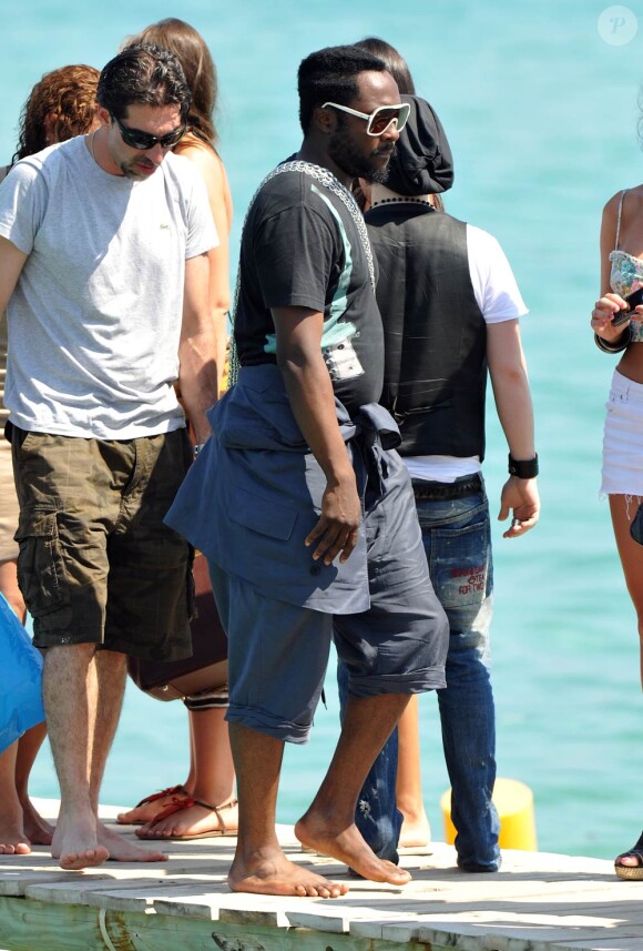Will.i.am des Black Eyed Peas flâne à Saint-Tropez le 14 juillet 2010, au lendemain de son concert privé au Byblos avec apl.de.ap