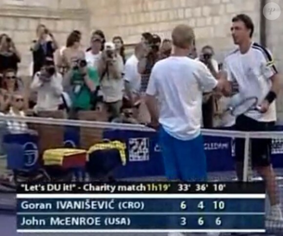 John McEnroe et Goran Ivanisevic avaient soif, très soif lors du set décisif de leur match de charité à Dubronik, en juillet 2010...