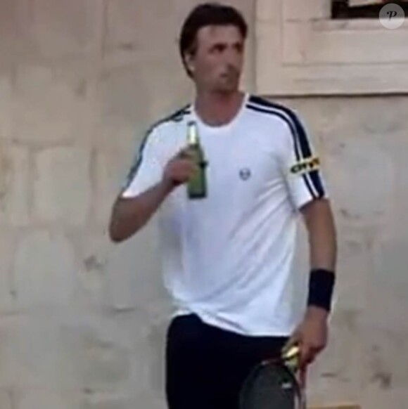 John McEnroe et Goran Ivanisevic avaient soif, très soif lors du set décisif de leur match de charité à Dubronik, en juillet 2010...