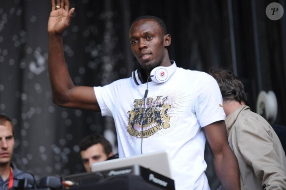 Usain Bolt, attendu sur le meeting Areva de Paris-Saint-Denis le 16 juillet, a fait le show la veille en plein Paris, mixant sur la place de l'Hôtel de Ville.