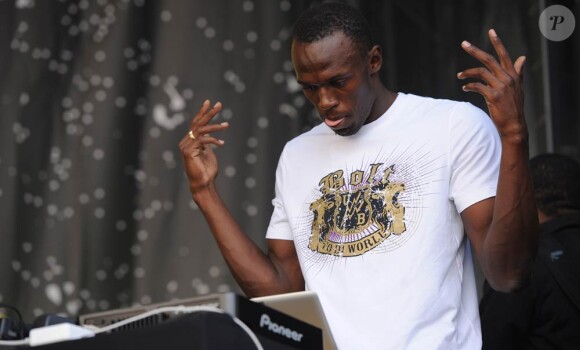 Usain Bolt, attendu sur le meeting Areva de Paris-Saint-Denis le 16 juillet, a fait le show la veille en plein Paris, mixant sur la place de l'Hôtel de Ville.