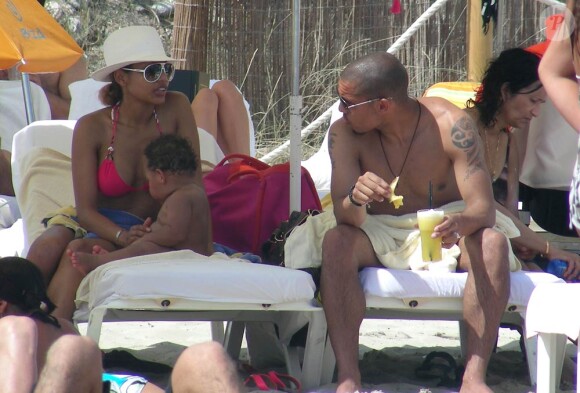 Nigel de Jong, défenseur des Pays-Bas, se console de la défaite des Oranje en finale de la Coupe du monde à l'occasion de vacances de rêve à Ibiza, avec sa femm et leurs deux enfants (photo : le 16 juillet 2010)