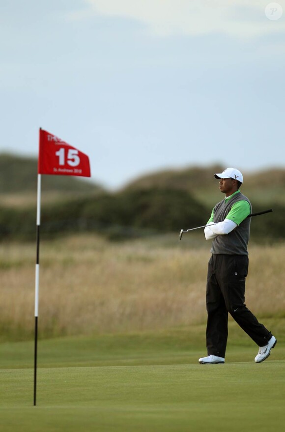 Toujours en quête d'un 15e succès dans un tournoi majeur, Tiger Woods peine à retrouver les sommets depuis le scandale de ses infidélités conjugales... Le british Open de Saint Andrews (photo le 16 juillet) ne fait pas exception.