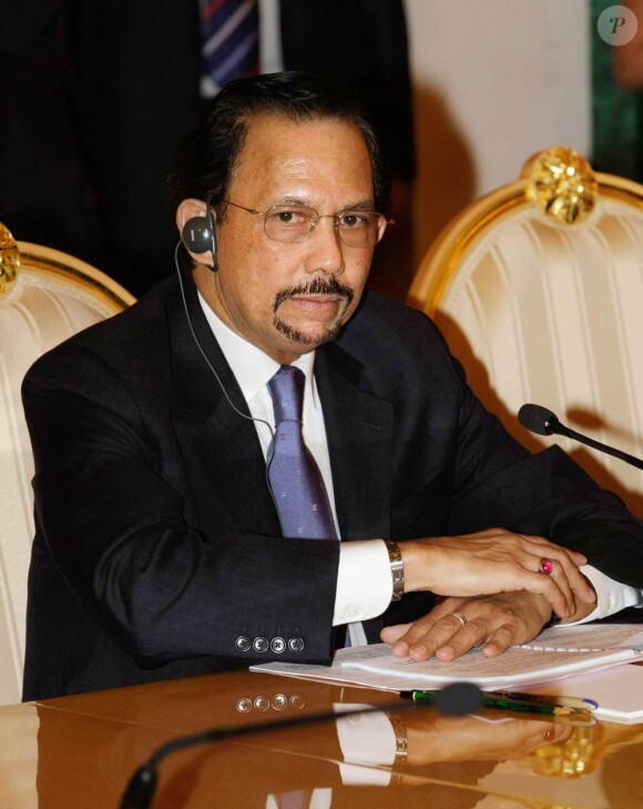 Forbes a publié en juillet 2010 son traditionnel palmarès des fortunes royales : le sultan de Brunei Hassanal Bolkiah est 2e avec 15,5 milliards d'euros de patrimoine.