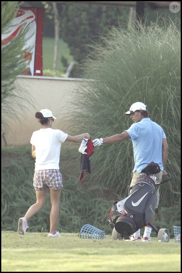 Rafael Nadal, sous le regard de sa chère Xisca, aime se ressourcer en jouant au golf sur son île de Majorque (photo : 19 juillet 2010)