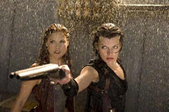 Ali Larter et Milla Jovovich dans Resident Evil : Afterlife, en salles le 22 septembre 2010