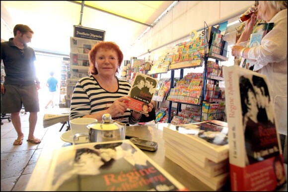 Régine dédicace son livre, à Saint-Tropez, le 21 juillet 2010