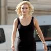 Kate Winslet version femme fatale en total look black dans les rues de Rome. 