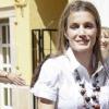 La princesse Letizia casse le côté stricte de son pantalon taille haute avec un collier ethnique. Bravo !
