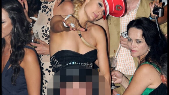 Paris Hilton : Absolument déchaînée... sur la scène du VIP Room de St-Tropez !