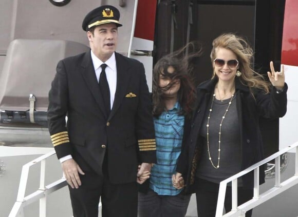 John Travolta, Kelly Preston et leur fille Ella arrivent en Afrique du Sud, le 15 juin 2010