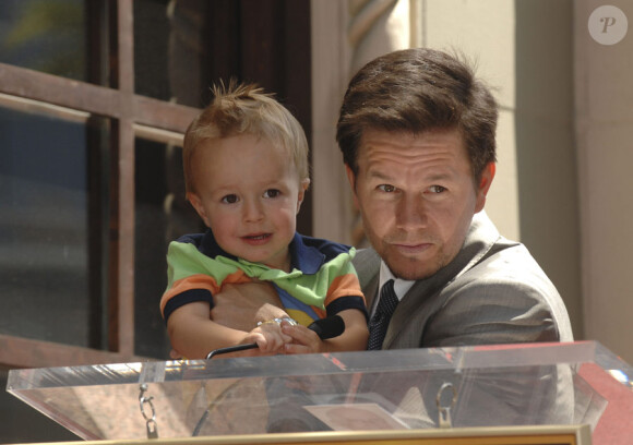 Mark Wahlberg lors de la remise de son étoile sur le Walk of Fame à Hollywood le 29 juillet 2010 : il partage son moment avec son petit Brendan