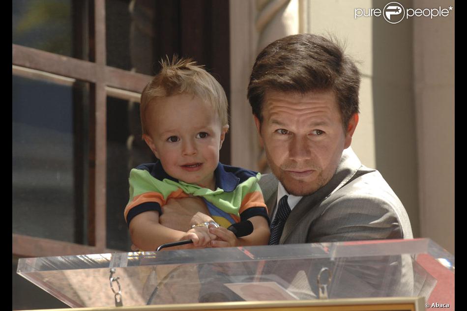 Mark Wahlberg Lors De La Remise De Son Etoile Sur Le Walk Of Fame A Hollywood Le 29 Juillet 2010 Il Partage Son Moment Avec Son Petit Brendan Purepeople