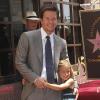 Mark Wahlberg lors de la remise de son étoile sur le Walk of Fame à Hollywood le 29 juillet 2010 : il pose avec l'aînée de ses enfants, Ella
