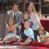 Mark Wahlberg lors de la remise de son étoile sur le Walk of Fame à Hollywood le 29 juillet 2010 : il pose avec sa femme Rhea, ses enfants, Ella, Michael, Brendan et le bébé Grace