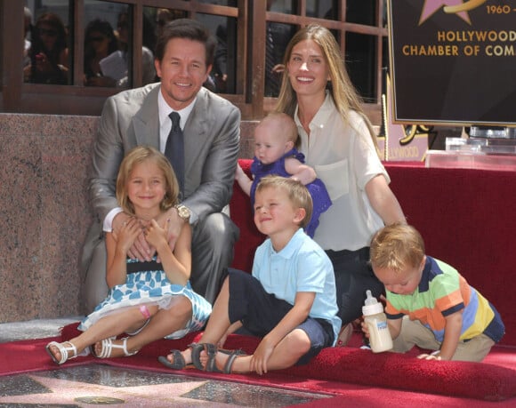 Mark Wahlberg lors de la remise de son étoile sur le Walk of Fame à Hollywood le 29 juillet 2010 : il pose avec sa femme Rhea, ses enfants, Ella, Michael, Brendan et le bébé Grace