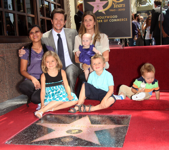 Mark Wahlberg lors de la remise de son étoile sur le Walk of Fame à Hollywood le 29 juillet 2010 : il respire de joie avec son épouse Rhea, ses enfants Ella, Michael, Brendan et Grace