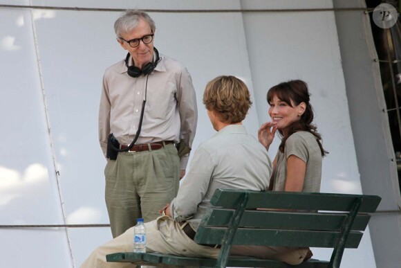 Owen Wilson et Carla Bruni sur le tournage de Midnight in Paris de Woody Allen, le 27 juillet 2010