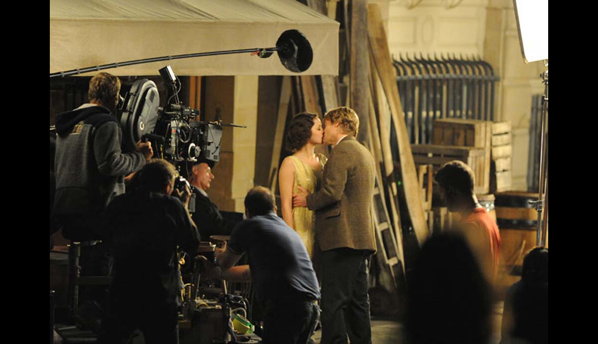 Photo : Marion Cotillard et Owen Wilson sur le tournage de Midnight in ...