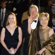 Chelsea Clinton avec ses parents, Hilary et Bill Clinton au 85ème anniversaire de Nelson Mandela à Johannesbourg, le 19 juillet 2003 