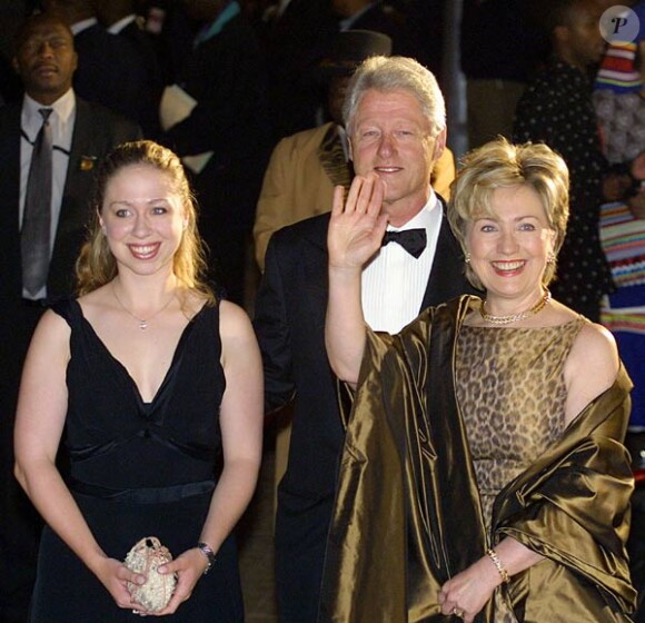 Chelsea Clinton avec ses parents, Hilary et Bill Clinton au 85ème anniversaire de Nelson Mandela à Johannesbourg, le 19 juillet 2003