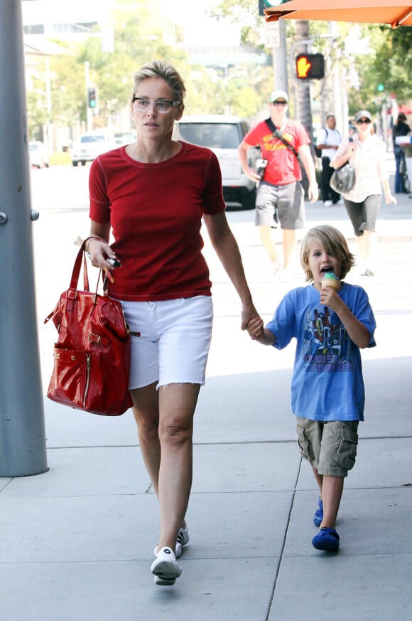 Sharon Stone avec Laird et sa glace bizarre dans les rues de Beverly Hills, le 31 juillet 2010
