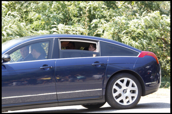 Carla Bruni et Nicolas Sarkozy arrivent au cap Nègre. 4 août 2010