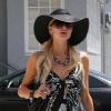 Paris Hilton se croit-elle sur un podium, en plein défilé de mode, alors qu'elle se balade à Los Angeles, ce vendredi 6 août ?