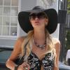 Paris Hilton se croit-elle sur un podium, en plein défilé de mode, alors qu'elle se balade à Los Angeles, ce vendredi 6 août ?