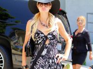 Paris Hilton : De retour à L.A... elle joue les tops en pleine rue !