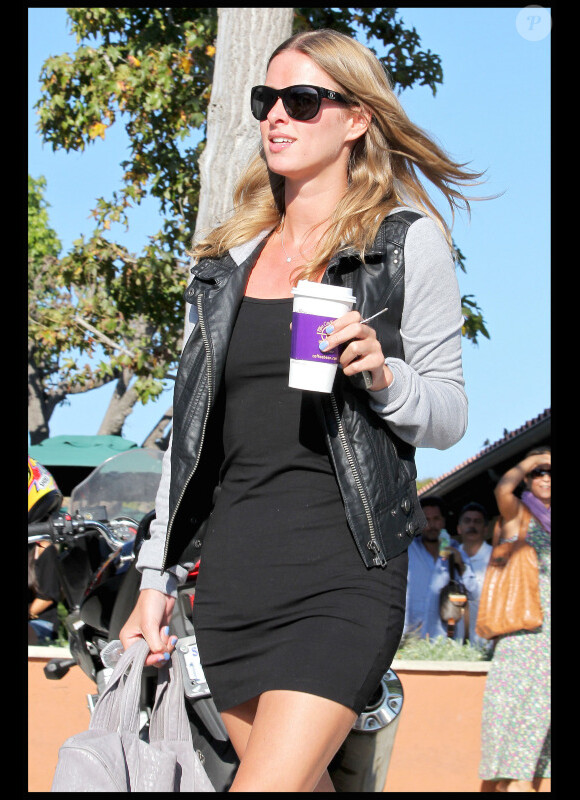 Café à la main, Nicky Hilton se promène dans les rues de Los Angeles, samedi 7 août.