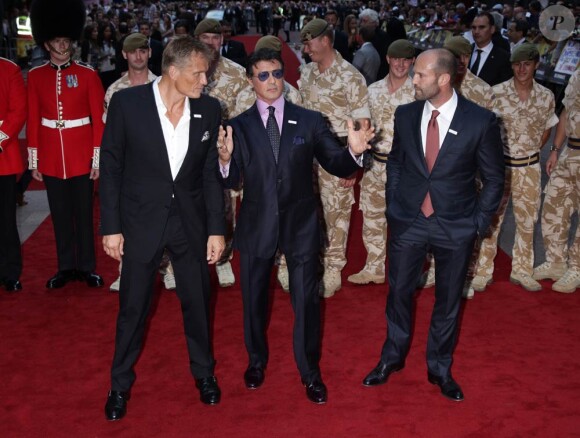 Sylvester Stallone entre Dolph Lundgren et Jason Statham lors de l'avant-première de The Expendables, qui s'est tenue à l'Odeon de Leicester Square, à Londres, le 9 août 2010.
