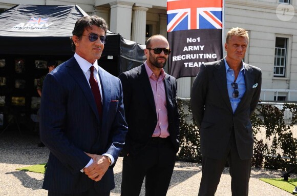 Sylvester Stallone, Dolph Lundgren et Jason Statham, lors de la journée promo de The Expendables, qui s'est notamment tenue à la base militaire de Wellington, près de Londres, le 9 août 2010.