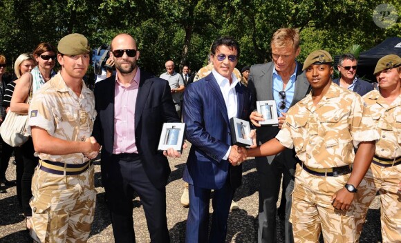 Sylvester Stallone, Dolph Lundgren et Jason Statham, lors de la journée promo de The Expendables, qui s'est notamment tenue à la base militaire de Wellington, près de Londres, le 9 août 2010.