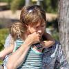 DannieLynn dans les bras de son père Larry Birkhead, à Los Angeles, le 12 août 2010