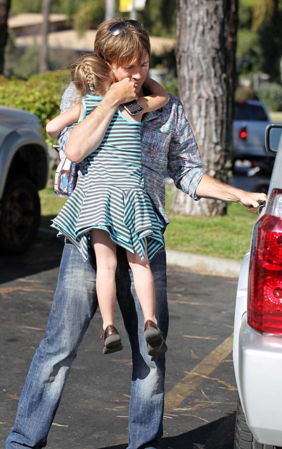 DannieLynn dans les bras de son père Larry Birkhead, à Los Angeles, le 12 août 2010